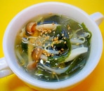 もやしとしめじワカメの中華スープ